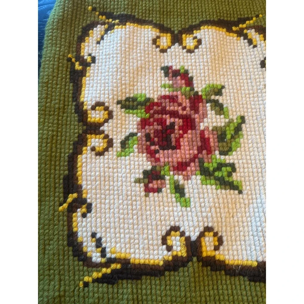 Vintage Handcrafted Floral Needlepoint Table Runner Roses &‎ Scalloped design